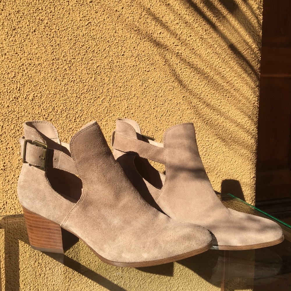 Tan suede boots with buckle